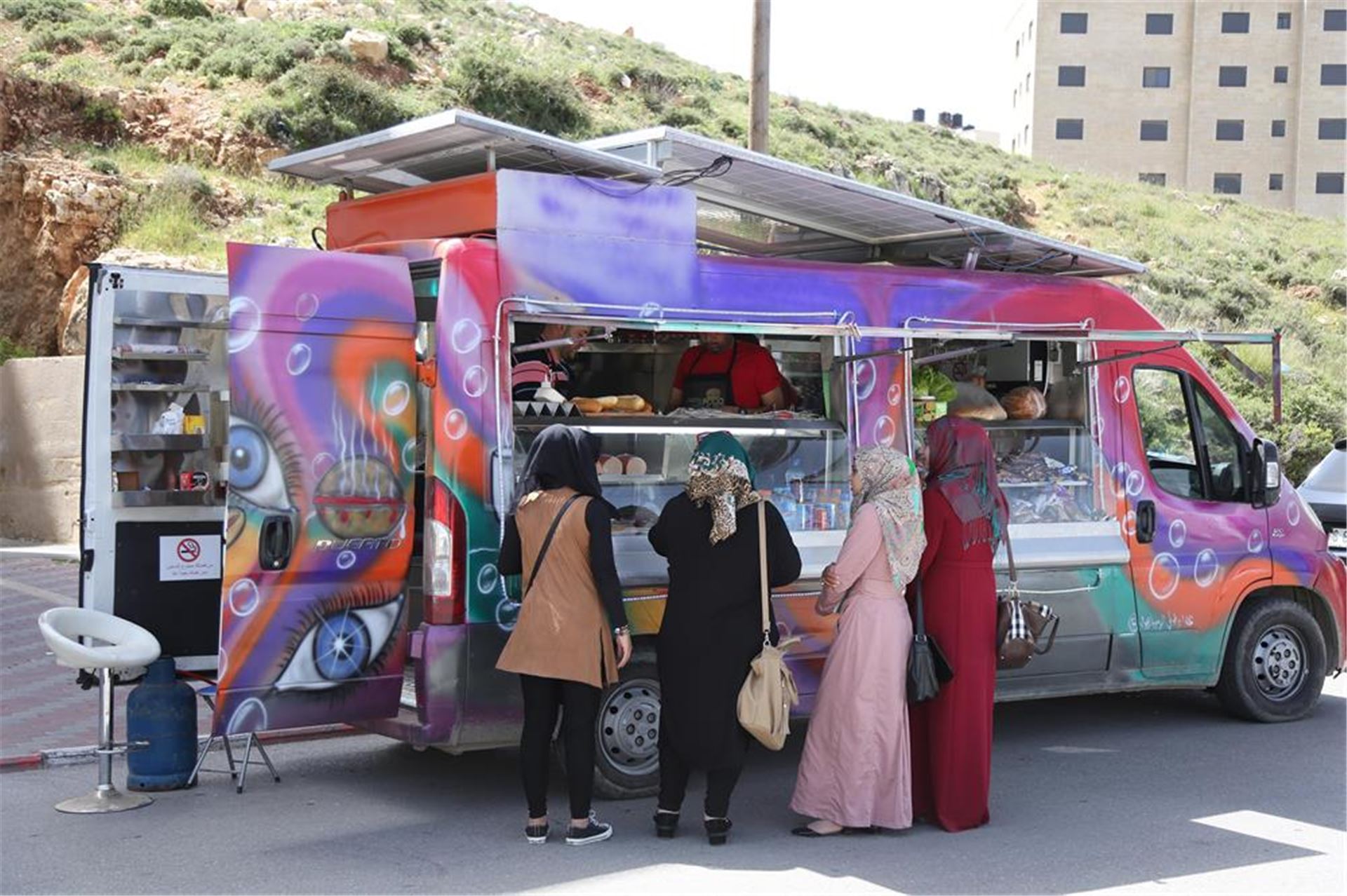 "قطار الطعام" تجوال للحرية

